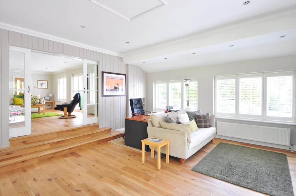 Large Open Sunken Livingroom with Hardwood Floor